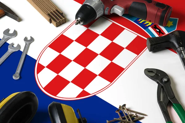 Bandera Croacia Concepto Herramienta Reparación Fondo Tabla Madera Tema Servicio — Foto de Stock