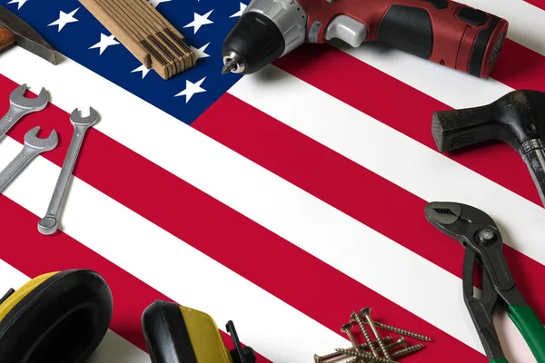Onarım aracı kavramı üzerine Birleşik Devletler bayrağı ahşap masa arka planı. Ulusal nesnelerle mekanik servis teması.
