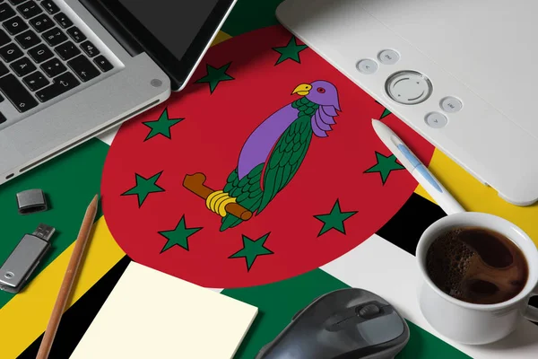 Dominica Bandera Nacional Espacio Trabajo Vista Superior Diseñador Creativo Con — Foto de Stock