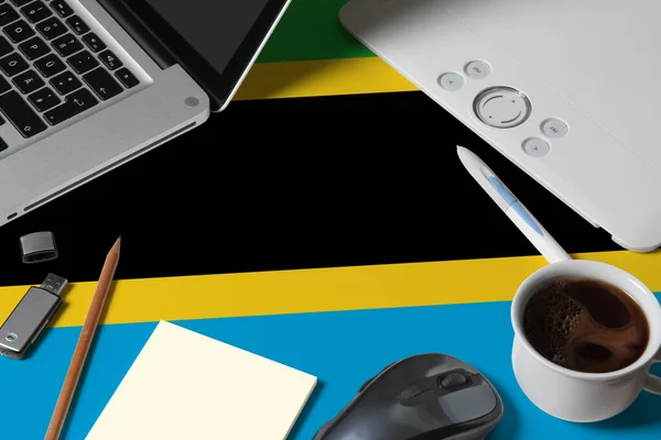 Bandera Nacional Tanzania Espacio Trabajo Vista Superior Diseñador Creativo Con — Foto de Stock