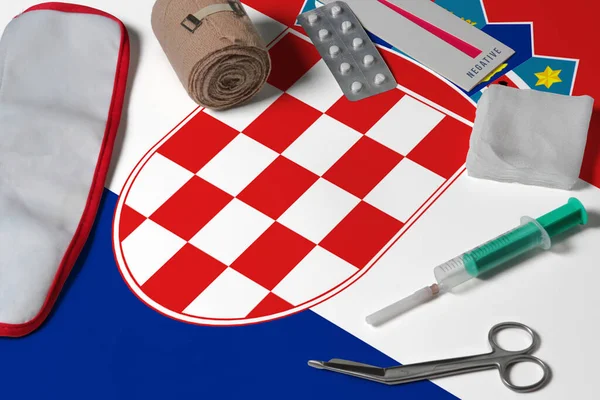 Bandera Croacia Con Botiquín Primeros Auxilios Sobre Fondo Madera Concepto — Foto de Stock