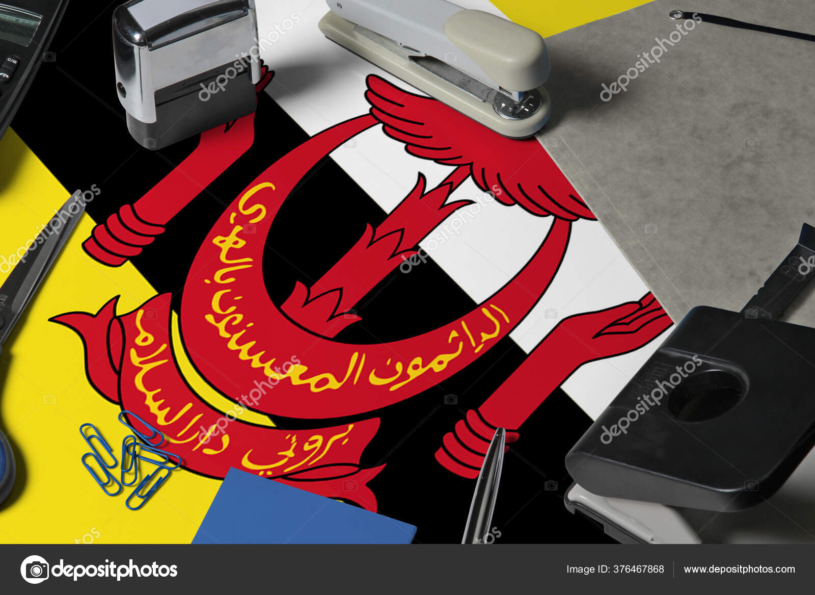Brunei Flagge Mit Bürokauffrau Arbeitsplatz Hintergrund ...