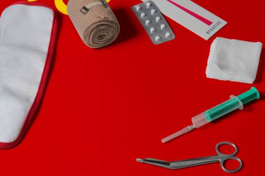 Ahşap masa arkasında ilk yardım çantasıyla Sovyetler Birliği bayrağı. Ulusal sağlık sistemi konsepti, tıbbi tema.