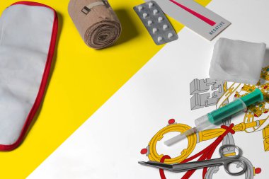 Tahta masa arkasında ilk yardım seti bulunan Vatikan bayrağı. Ulusal sağlık sistemi konsepti, tıbbi tema.