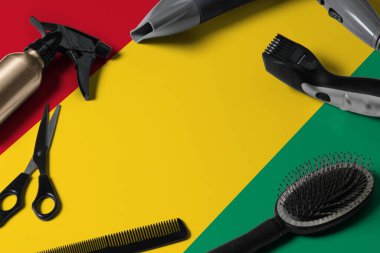 Saç kesme aletleriyle İtalyan bayrağı. Ulusal bir ahşap arka planda güzellik salonunun masasında taraklar, makas ve kuaför aletleri.