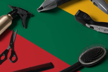 Saç kesme aletli Litvanya bayrağı. Ulusal bir ahşap arka planda güzellik salonunun masasında taraklar, makas ve kuaför aletleri.