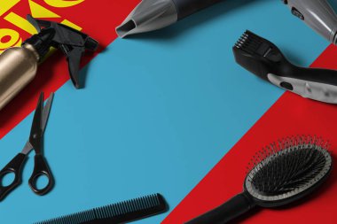 Saç kesme aletli Moğolistan bayrağı. Ulusal bir ahşap arka planda güzellik salonunun masasında taraklar, makas ve kuaför aletleri.