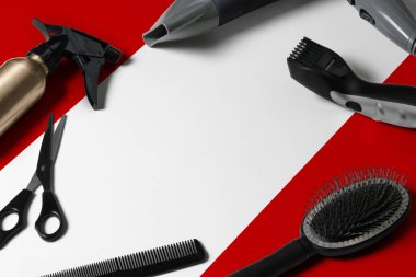 Saç kesme aletli Peru bayrağı. Ulusal bir ahşap arka planda güzellik salonunun masasında taraklar, makas ve kuaför aletleri.