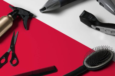 Saç kesme aletleriyle Polonya bayrağı. Ulusal bir ahşap arka planda güzellik salonunun masasında taraklar, makas ve kuaför aletleri.
