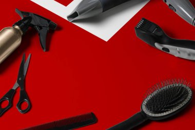 Saç kesme aletli Tonga bayrağı. Ulusal bir ahşap arka planda güzellik salonunun masasında taraklar, makas ve kuaför aletleri.