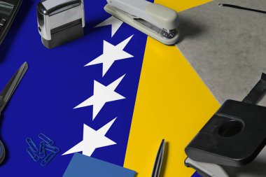 Ofis memurluğu geçmişi olan Bosna-Hersek bayrağı. Ofis araçları ile ulusal sabit kavram.