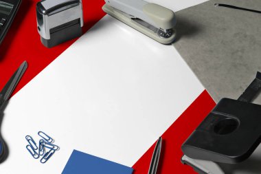 Ofis çalışanı geçmişi olan Peru bayrağı. Ofis araçları ile ulusal sabit kavram.