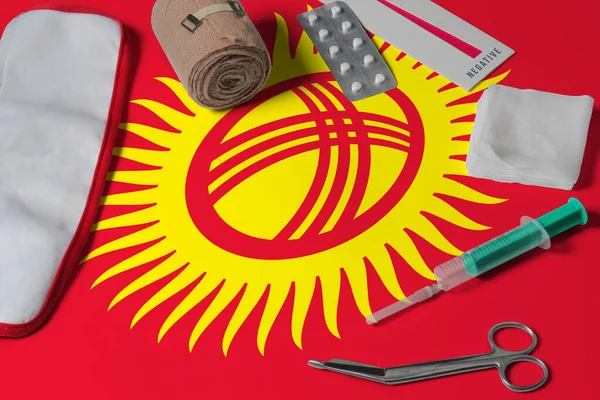 Bandera Kirguistán Con Botiquín Primeros Auxilios Sobre Fondo Mesa Madera — Foto de Stock