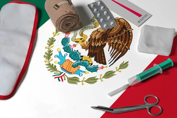 Bandeira México Com Kit Médico Primeiros Socorros Fundo Mesa Madeira — Fotografia de Stock