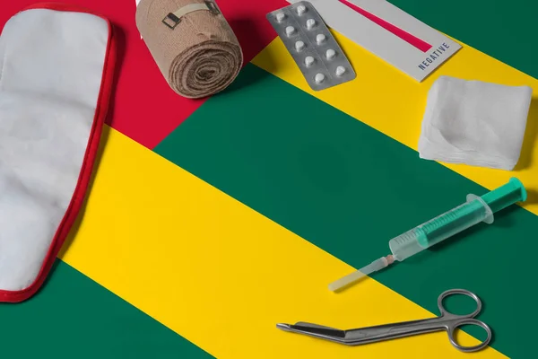 Bandera Togo Con Botiquín Primeros Auxilios Sobre Fondo Mesa Madera — Foto de Stock