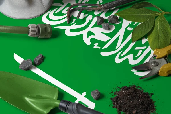 Drapeau Arabie Saoudite Avec Des Outils Jardinage Fond Sur Table — Photo