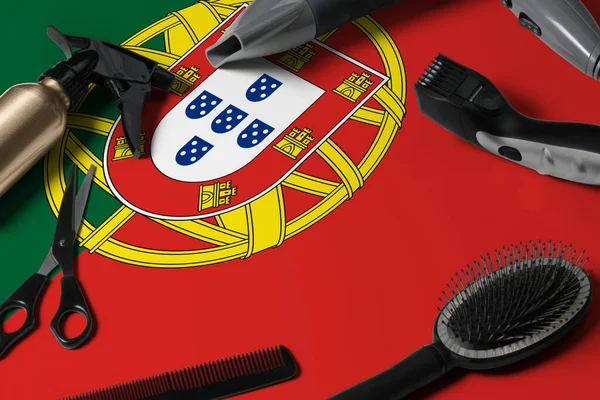 Flaga Portugalii Narzędziami Strzyżenia Grzebienie Nożyczki Narzędzia Fryzjerskie Salonie Piękności — Zdjęcie stockowe