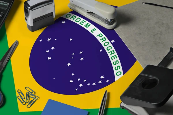 Brazilië Vlag Met Kantoorbediende Werkplek Achtergrond Nationaal Stationair Concept Met — Stockfoto