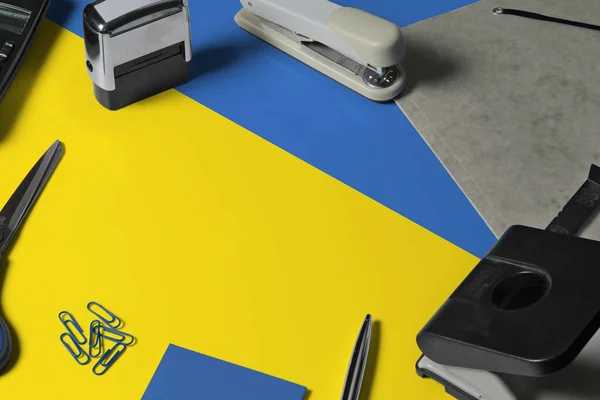 Bandera Ucrania Con Antecedentes Lugar Trabajo Del Secretario Oficina Concepto — Foto de Stock