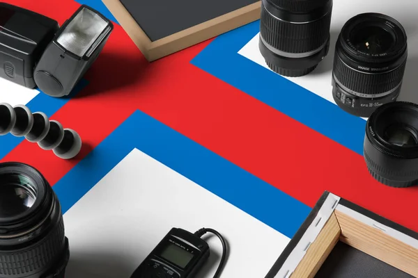 Färöarnas Nationella Flagga Med Överblick Över Personlig Fotograf Utrustning Och — Stockfoto