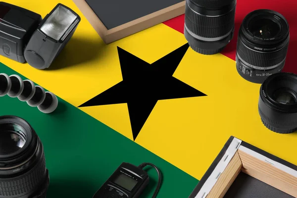 Bandera Nacional Ghana Con Vista Superior Del Equipo Fotógrafo Personal — Foto de Stock