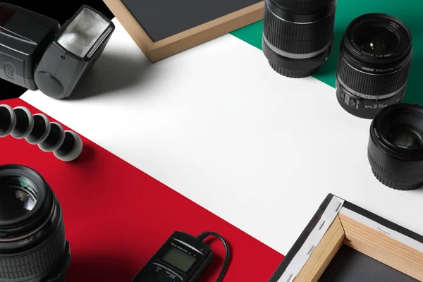 白い木製のテーブルの上に個人的な写真家の機器やツールのトップビューでクウェート国旗 コピースペース — ストック写真