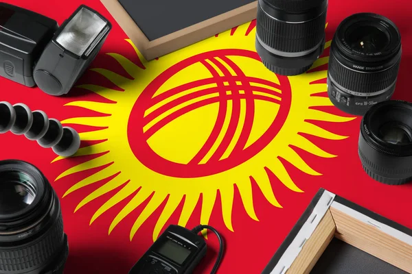 Bandera Nacional Kirguistán Con Vista Superior Del Equipo Fotógrafo Personal — Foto de Stock