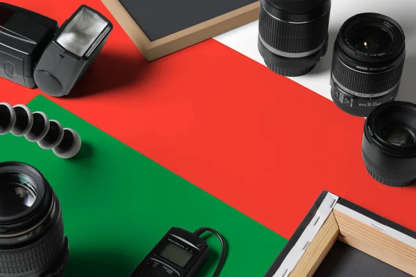 白い木製のテーブルの上に個人的な写真家の機器やツールのトップビューでオマーンの国旗 コピースペース — ストック写真