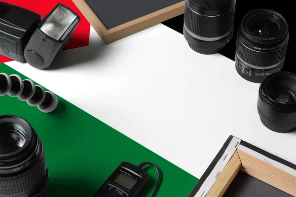 白い木製のテーブルの上に個人的な写真家の機器やツールのトップビューでパレスチナ国旗 コピースペース — ストック写真