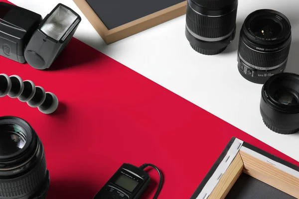 白い木製のテーブルの上に個人的な写真家の機器やツールのトップビューでポーランド国旗 コピースペース — ストック写真