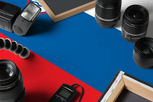 白い木製のテーブルの上に個人的な写真家の機器やツールのトップビューでスロベニア国旗 コピースペース — ストック写真