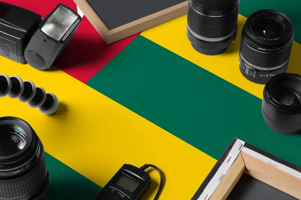 Togo National Flagga Med Överblick Över Personlig Fotograf Utrustning Och — Stockfoto