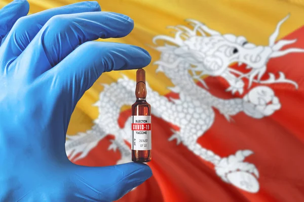 Bhútánská Vlajka Konceptem Coronavirus Covid Doktor Modrými Ochrannými Rukavicemi Držící — Stock fotografie