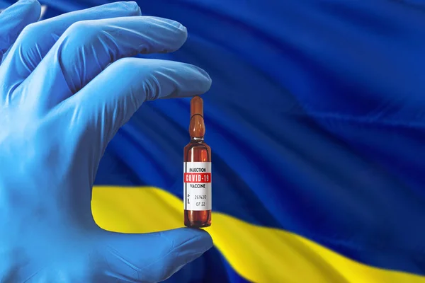 コロナウイルスCovid 19のコンセプトでキュラソーの旗 青い保護医療用手袋の医者はワクチンボトルを持っています 流行ウイルス Cov コロナウイルス発生 — ストック写真