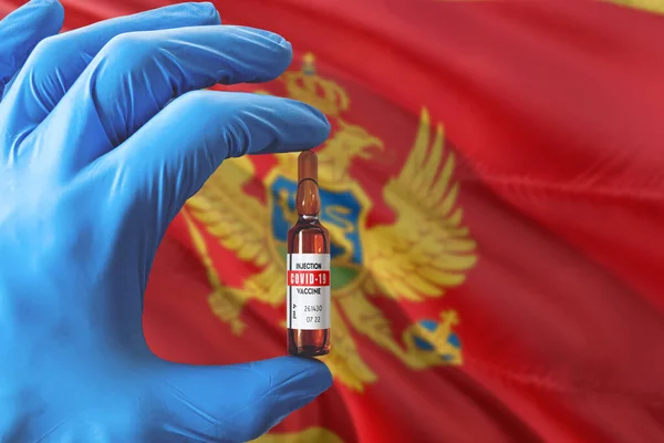Флаг Черногории Концепцией Коронавируса Ковид Врач Синих Защитных Медицинских Перчатках — стоковое фото