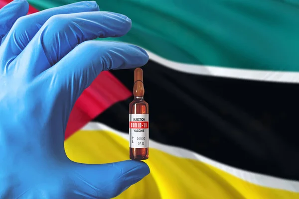 Mosambická Vlajka Koncepcí Coronavirus Covid Doktor Modrými Ochrannými Rukavicemi Držící — Stock fotografie