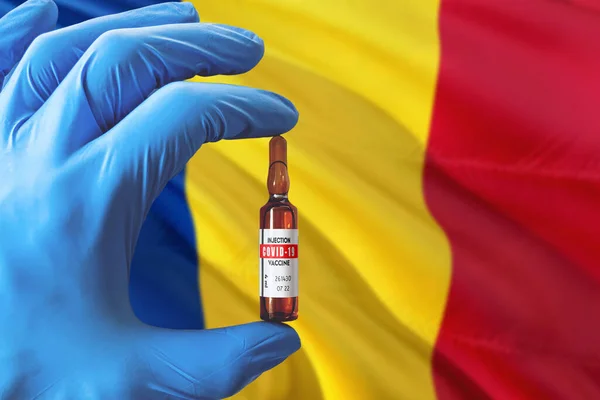 Флаг Румынии Концепцией Coronavirus Covid Врач Синих Защитных Медицинских Перчатках — стоковое фото