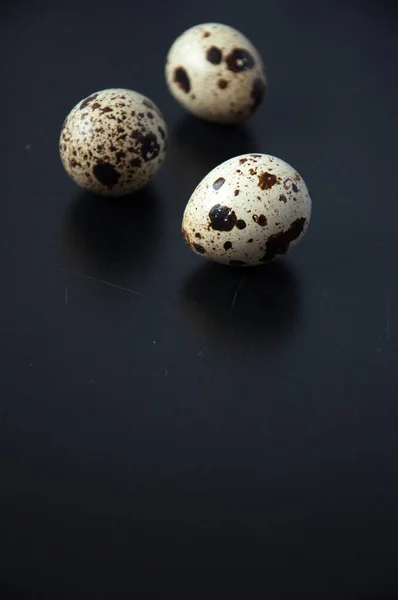 Перепелиные Яйца Черном Фоне Птичьи Пятнистые Яйца Несколько Объектов Здоровое — стоковое фото