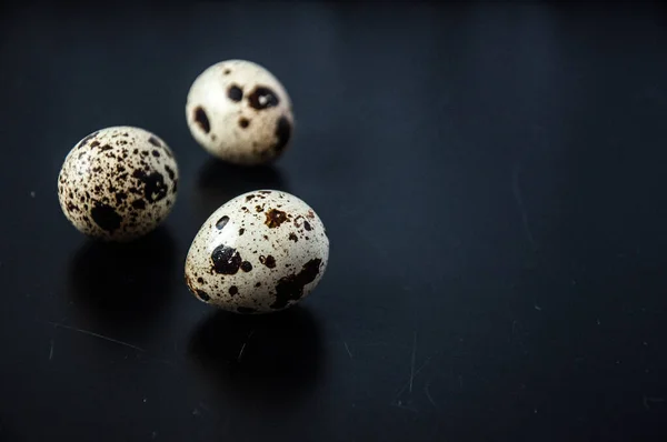 黒の背景に卵をウズラ 鳥が卵を見つけた いくつかの物体 健康食品 — ストック写真