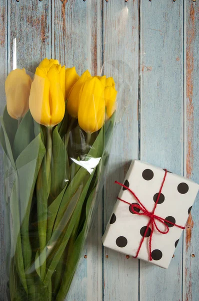 Fondo Con Flores Tulipanes Ramo Blanco Amarillo Sobre Fondo Azul —  Fotos de Stock