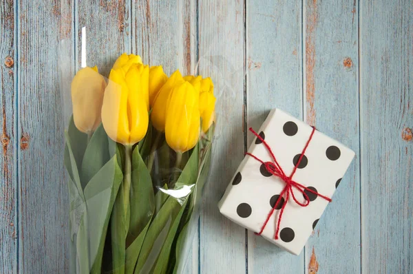 Background Flowers Tulips Bouquet White Yellow Wooden Blue Background Gifts — Stock Photo, Image