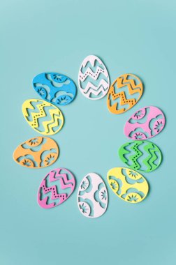 Paskalya geçmişi. Kağıt paskalya yumurtaları. Tatil için tebrik kartı. Çok renkli detaylar, parlak pastel çerçeve arka planı. Bir sürü element