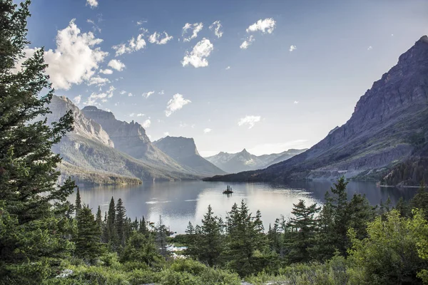 Divoká Husa ostrov St. Mary Lake - národní Park Glacier — Stock fotografie