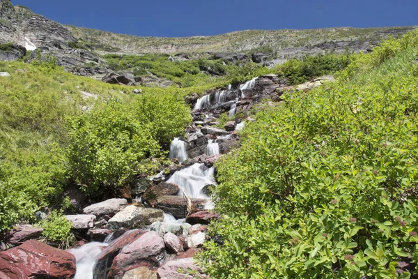 Waterval langs Grinnell gletsjer Trail - Glacier National Park — Stockfoto