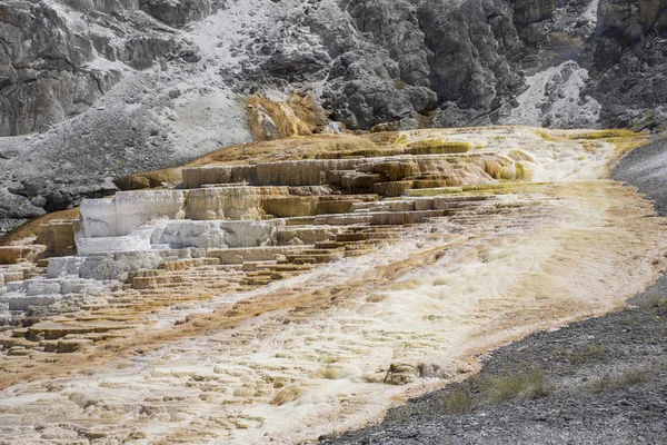 Mammoth hot springs terrasser — Stockfoto