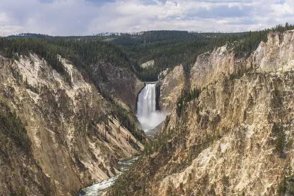 Нижче водоспаду в Yellowstone — стокове фото