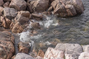 Kayalar üzerine çökmesini su