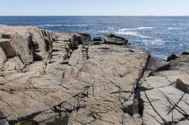 Kıyı Acadia Milli Parkı'nda sivri kayalara