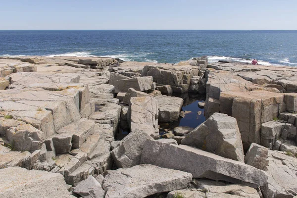 Zerklüftete Felsen an der Küste im Acadia-Nationalpark — Stockfoto