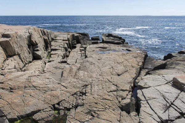 Pedras irregulares na costa no Parque Nacional de Acadia — Fotografia de Stock